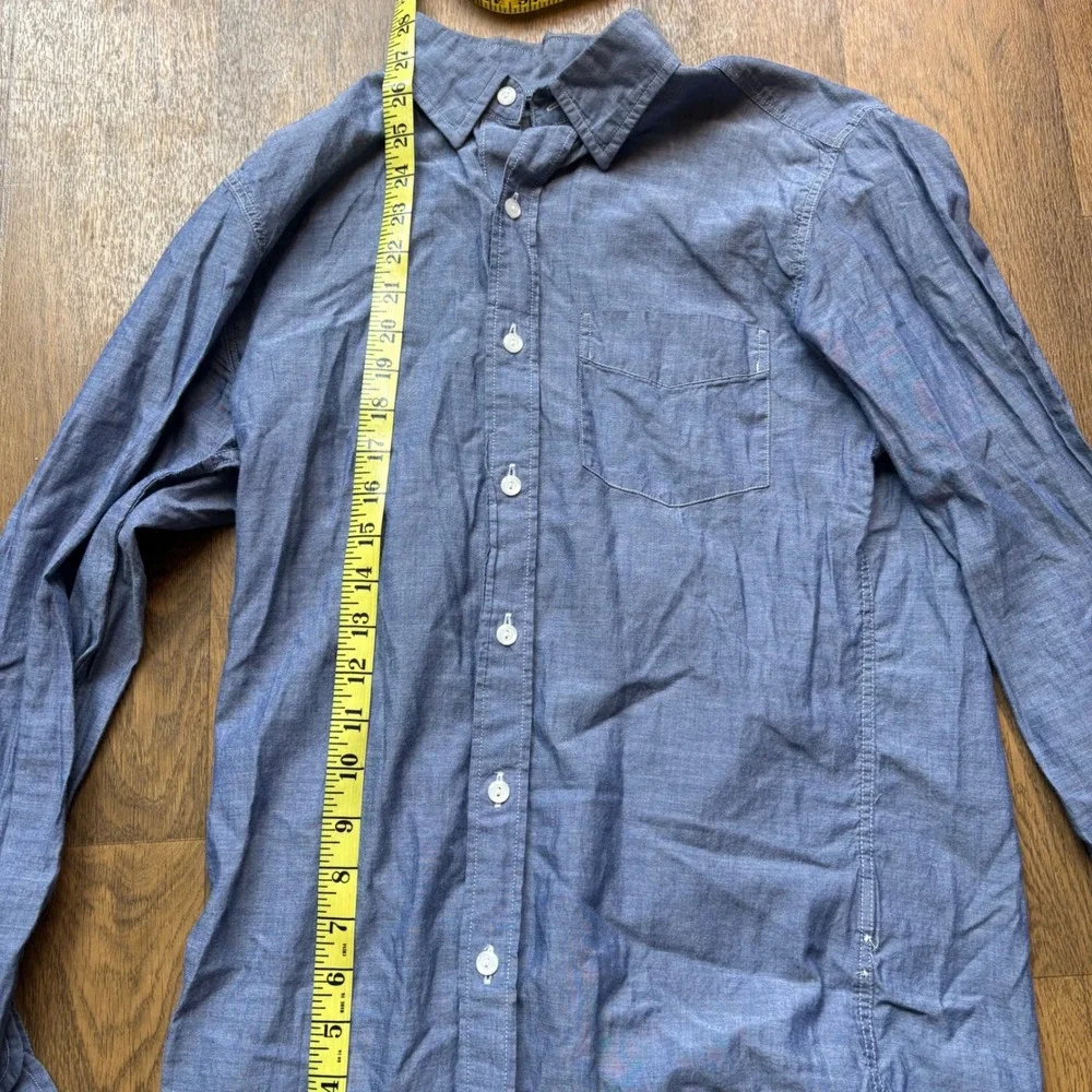 Modern Menswear Style J. Crew Light Blue Chambray Lightweight Button Down Shirt